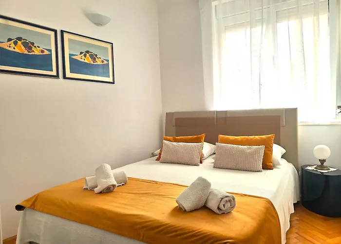 Sunny Center Apartment Split