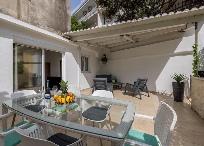 Leona Apartment Split