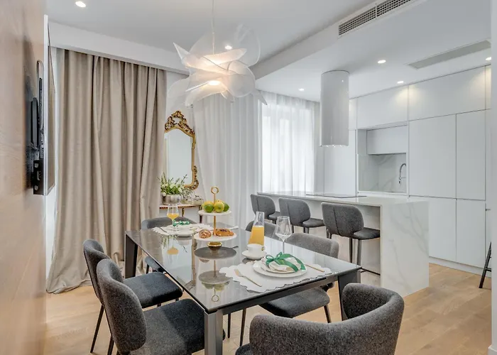 Top Location! Spacious Lux Apartment -5 Min From Beach & Centre Split