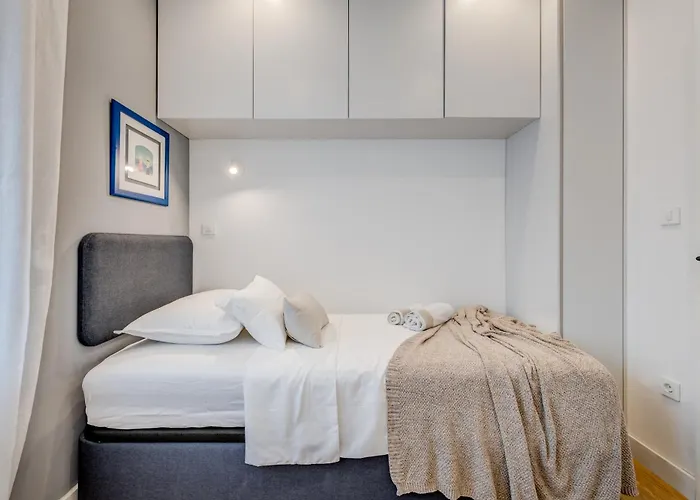 Top Location! Spacious Lux Apartment -5 Min From Beach & Centre Split