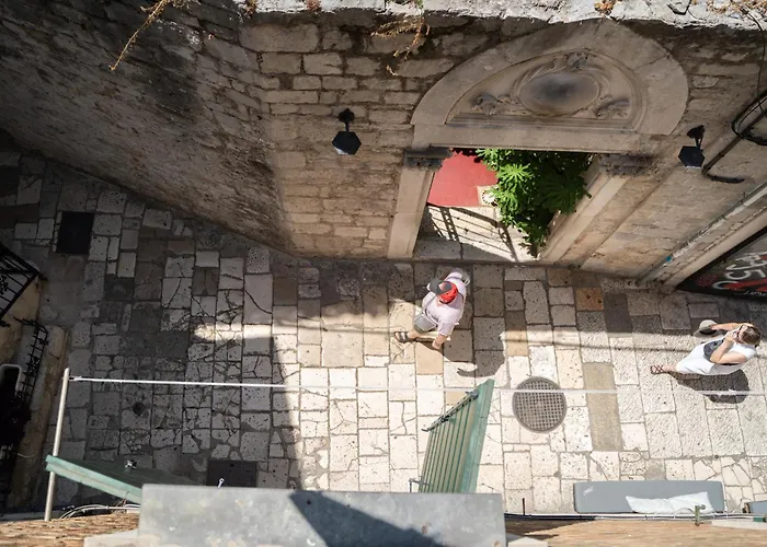 Scala Suites Split