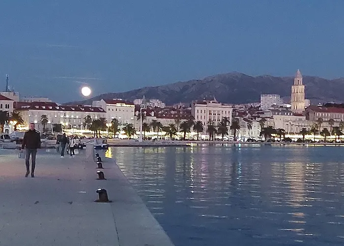 Cozy Central Split Apartment - 5 Min Walk To Old Town & Bacvice Beach