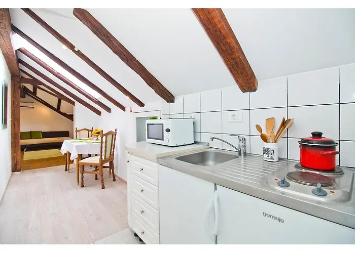 Romantic Green Loft Split