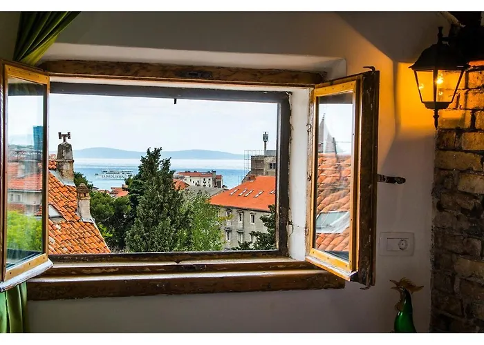 Romantic Green Loft Split
