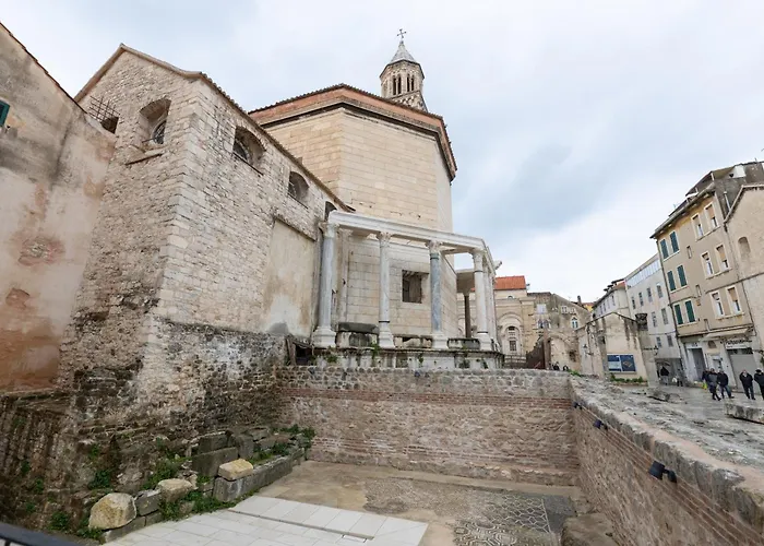 Lena'S Room In Roman Palace Split
