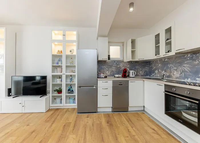 House Niko M With 6 Apartments Split
