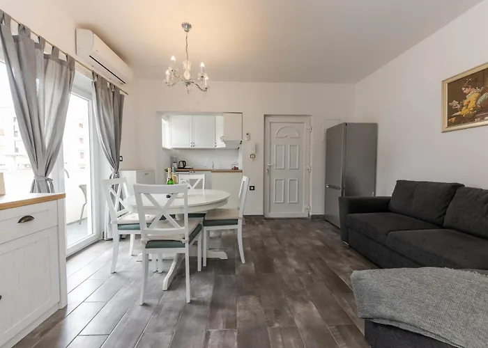 House Niko M With 6 Apartments Spalato