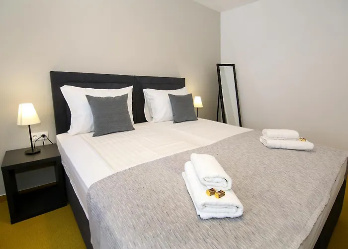 Maxim Deluxe Rooms With Balcony & Private Bathrooms - Downtown Spalato, Quiet Neighborhood