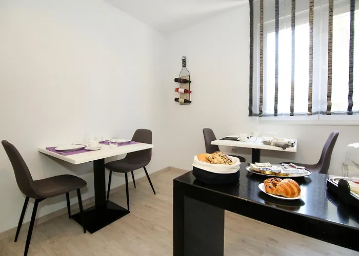 Maxim Deluxe Rooms With Balcony & Private Bathrooms - Downtown Spalato, Quiet Neighborhood