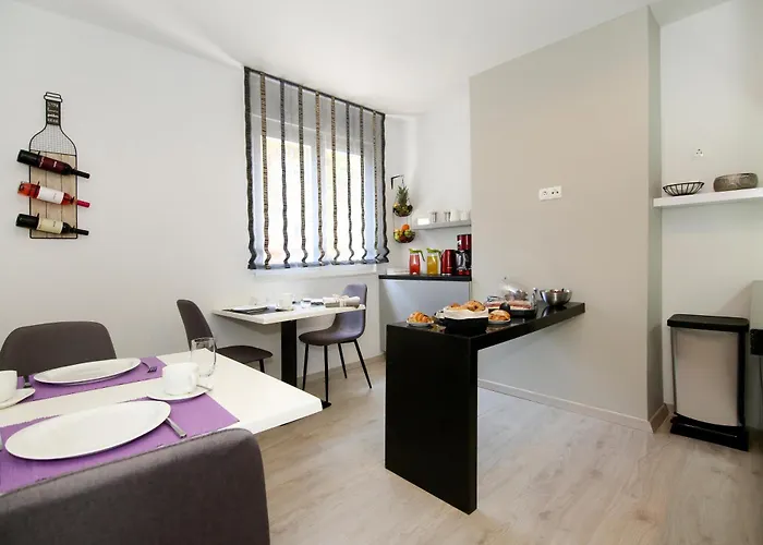 Maxim Deluxe Rooms With Balcony & Private Bathrooms - Downtown Spalato, Quiet Neighborhood