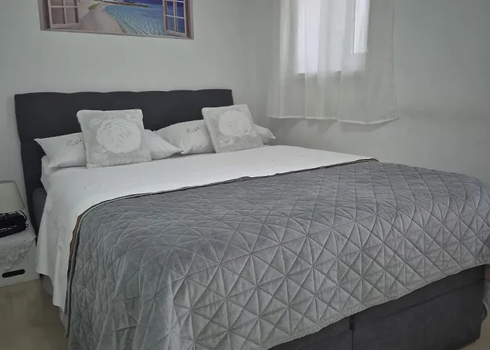 Room Near The Center Split