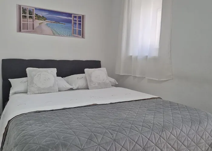 Room Near The Center Split