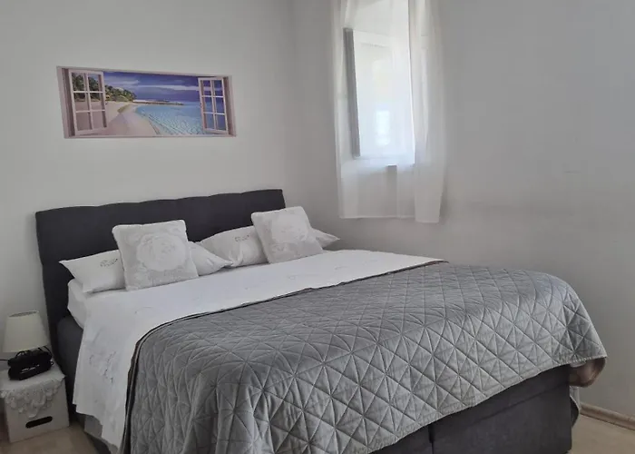 Room Near The Center Split