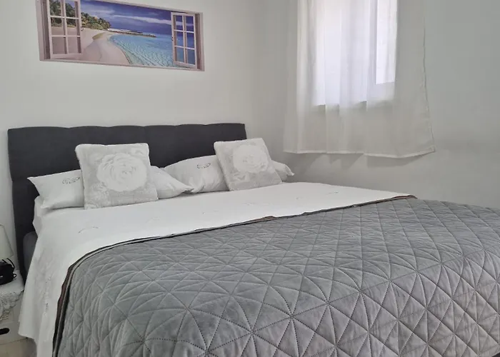 Room Near The Center Split
