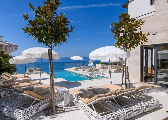Gallery Luxury Suites & Rooms-Only Adults Split