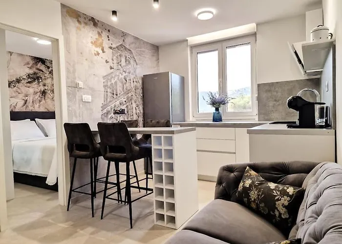 Monlux Studio- Free Public Parking-Easy Walk To The Center Split