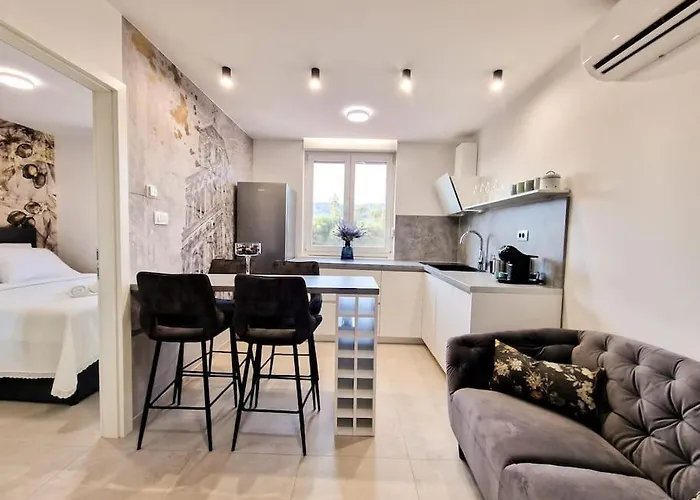 Monlux Studio- Free Public Parking-Easy Walk To The Center Split