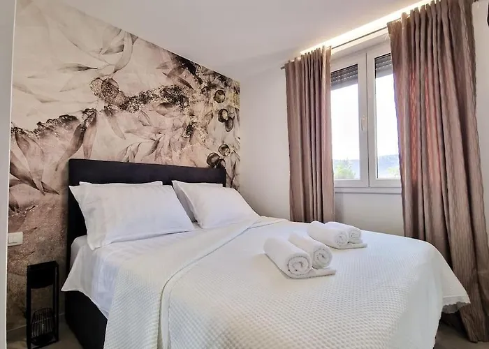 Monlux Studio- Free Public Parking-Easy Walk To The Center Split