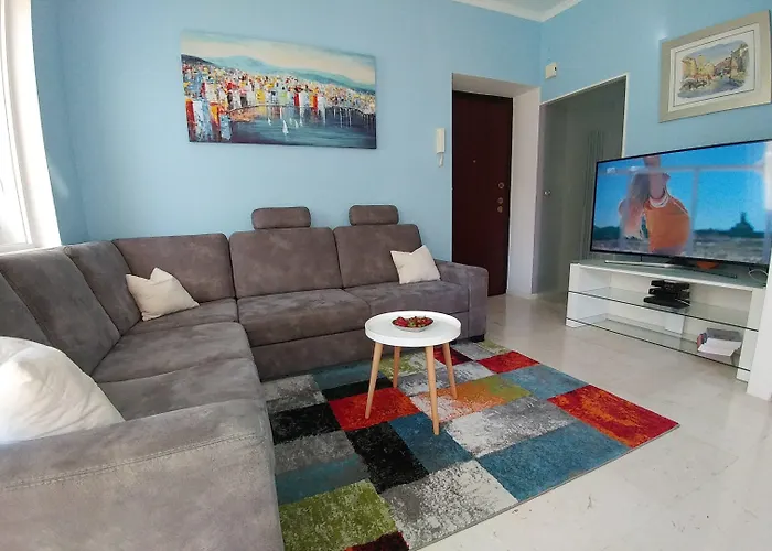 Le Monde Apartment Split