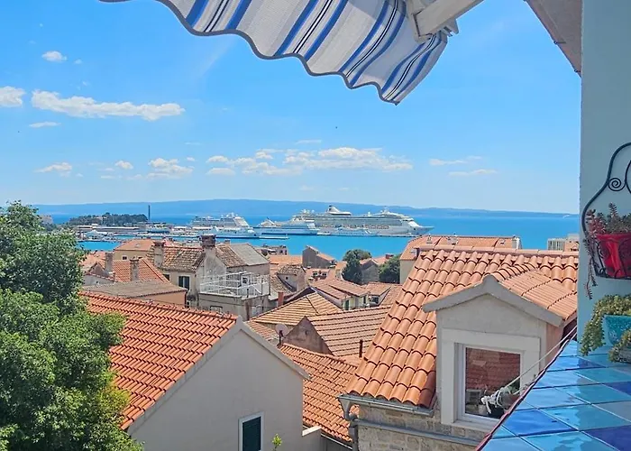 Split Old Town Apartments With Sea View