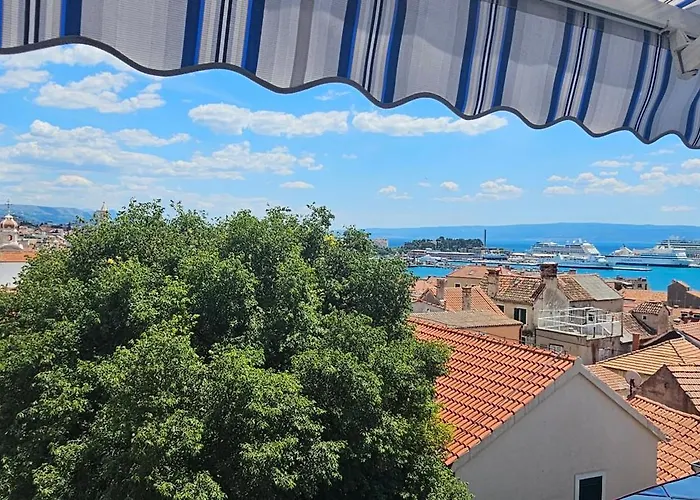 Split Old Town Apartments With Sea View