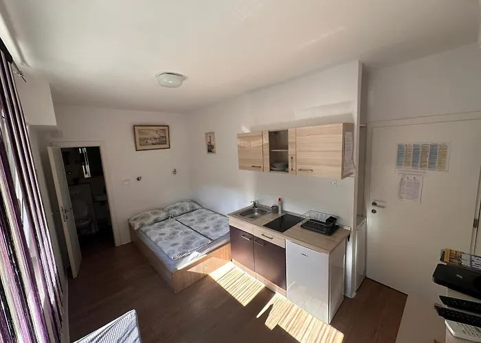 Centar 2 Private Room With Ensuite And Kitchenette Split