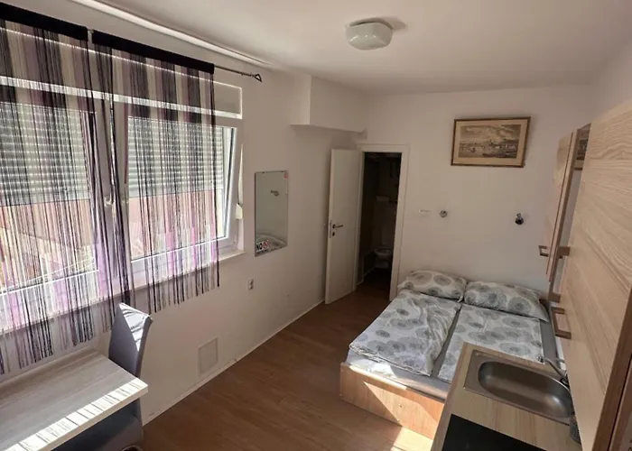 Centar 2 Private Room With Ensuite And Kitchenette Split