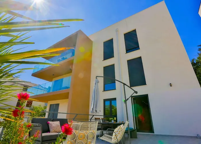Luxury Urban Villa Apartments With Jacuzzi Split