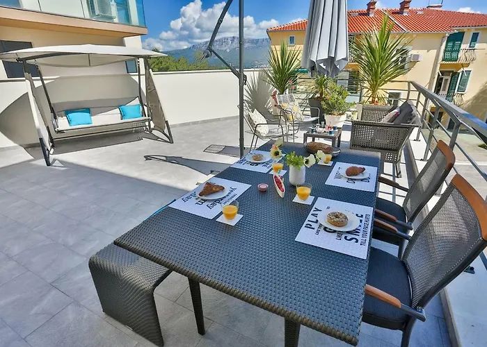 Luxury Urban Villa Apartments With Jacuzzi Split