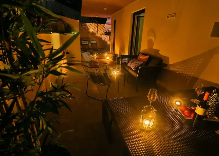 Luxury Urban Villa Apartments With Jacuzzi Split