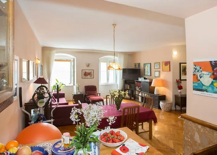 King Tom Street Apartment Split