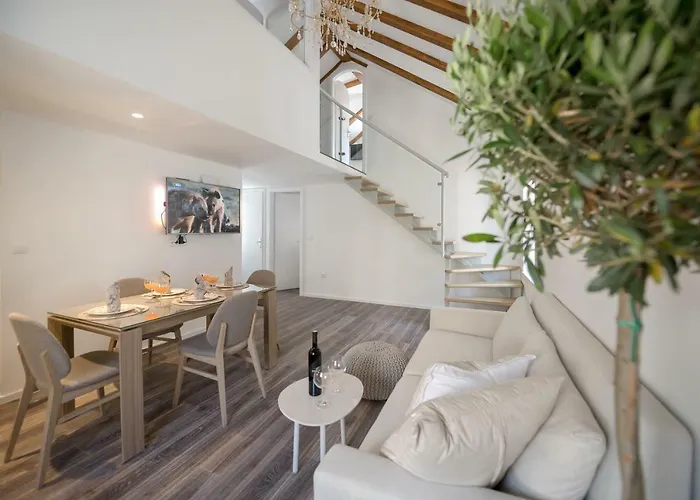 Feel Like An Emperor Apartments Split