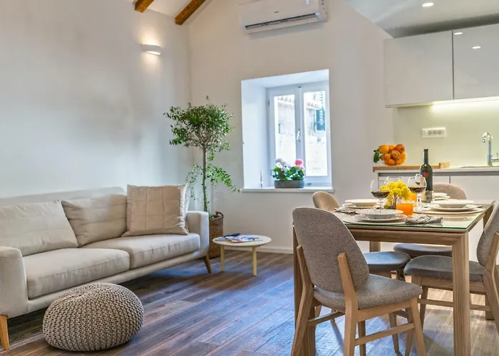 Feel Like An Emperor Apartments Split