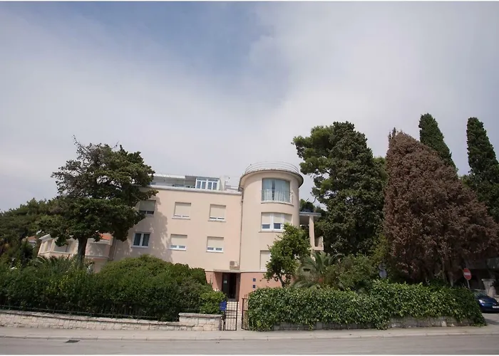 Izzy Apartment Split