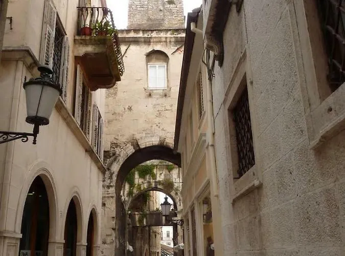Diocletian'S Palace Apartments Split