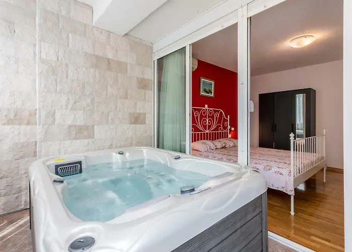 Apartment Antonija With Jacuzzi Split