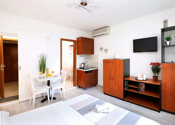 Apartment B&J Very Near Center Of Town Split