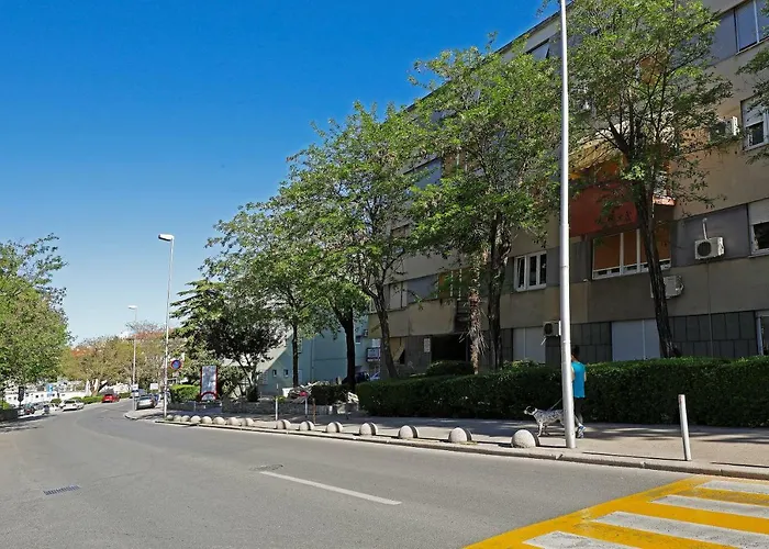 Apartment B&J Very Near Center Of Town Split