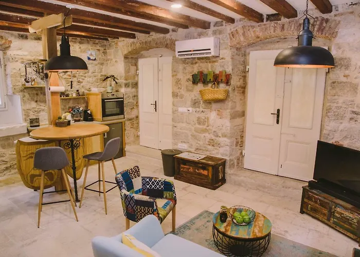 5 Minutes Walk Art Apartment Split