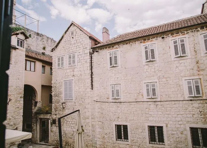 5 Minutes Walk Art Apartment Split