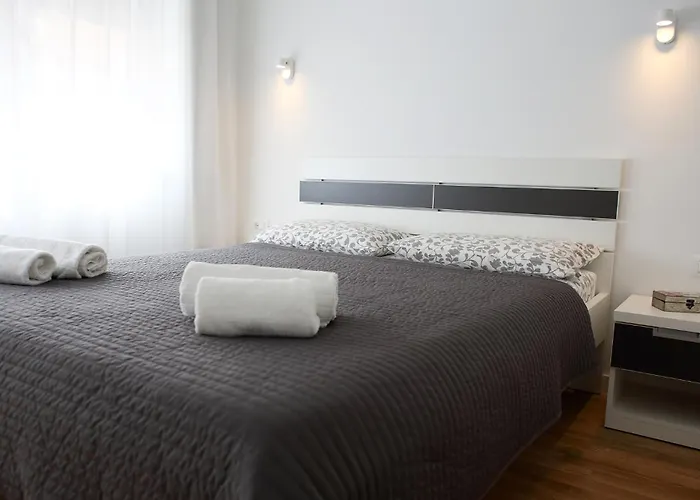 Le Monde Apartment Split